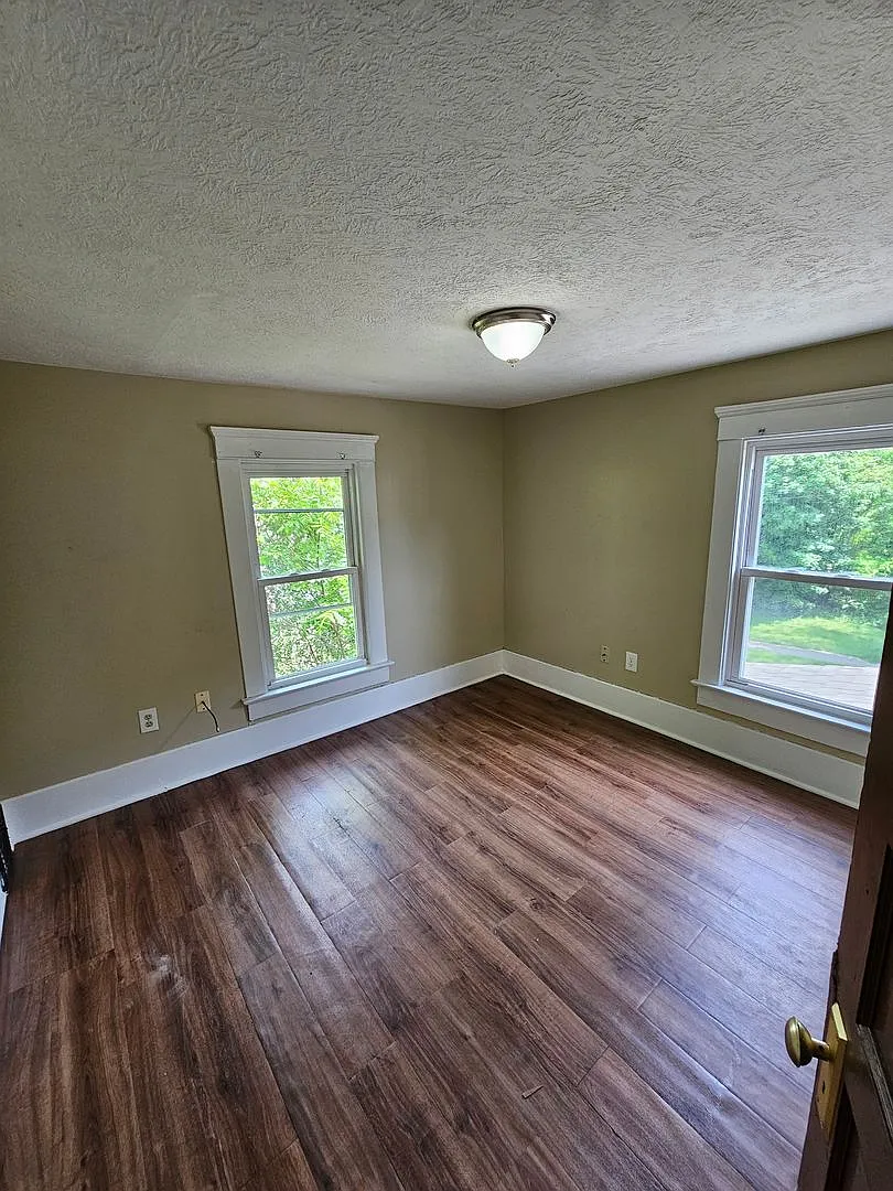 3 Bedroom House For Rent on Fuller St — Photo 3