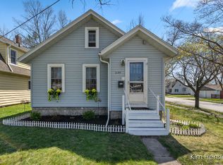 220 E Main St, Rockford, MI 49341