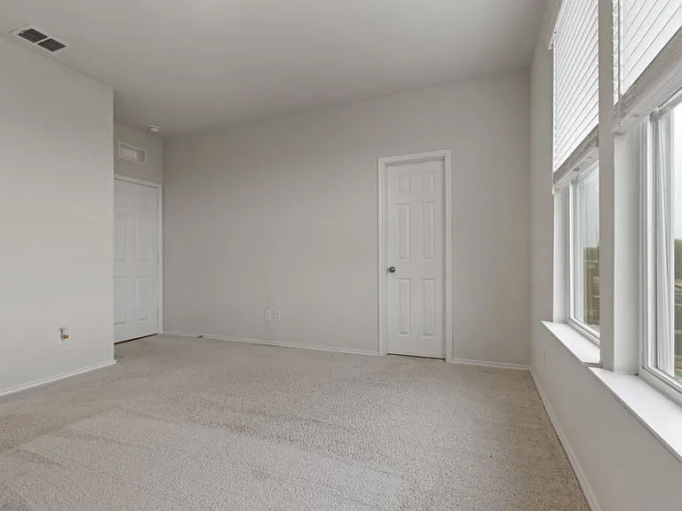 440 Lynwood Gold — Photo 13