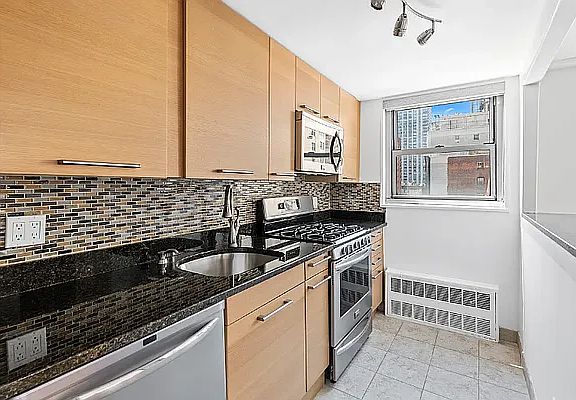 2nd image of 360 E 72nd St #Bb1004