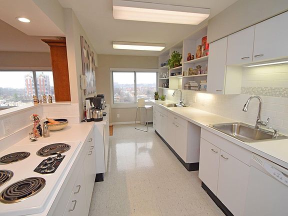 4th image of 2200 Victory Pkwy Unit 2003