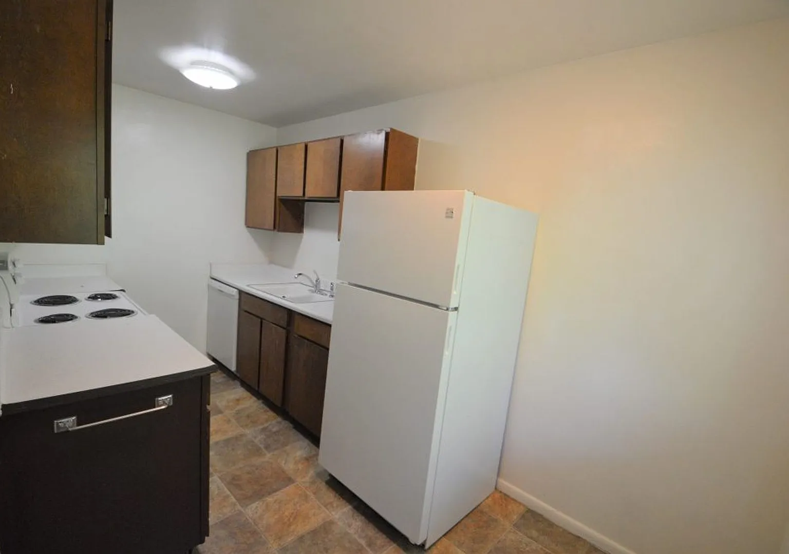 1 Bedroom Condo 3 Blocks from CU! — Photo 4