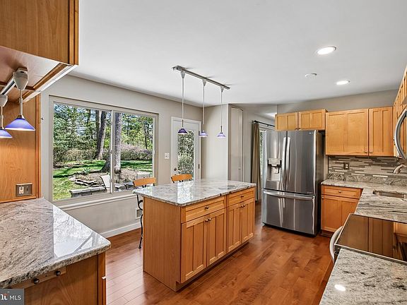 3rd image of 1440 Aldenham Ln
