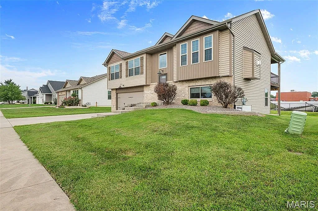 4 bed, 2.5 bath, 1600 sqft, $2,300 — Photo 2