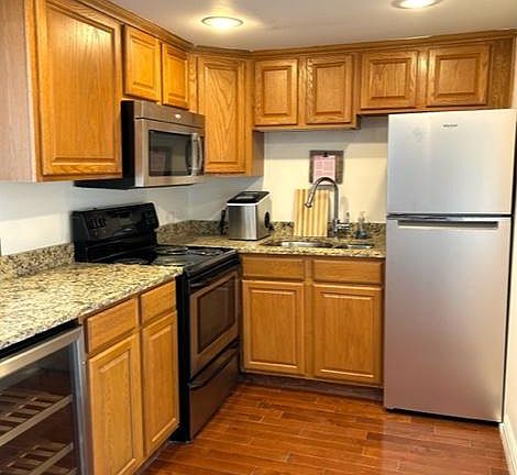 5th image of 4015 Bayshore Blvd APT 8D