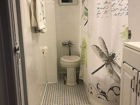 Bathroom w/tub and shower