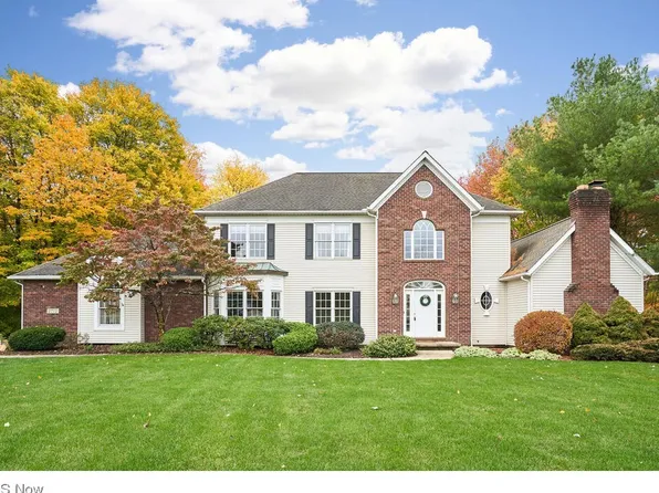 2712 Carriage Hill Ln, Cuyahoga Falls, OH 44223