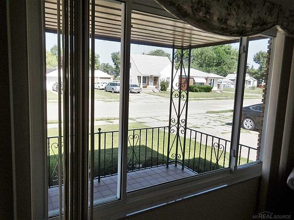 Vinyl sided windows throughout