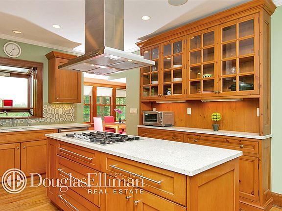 4th image of 18 Alta Pl