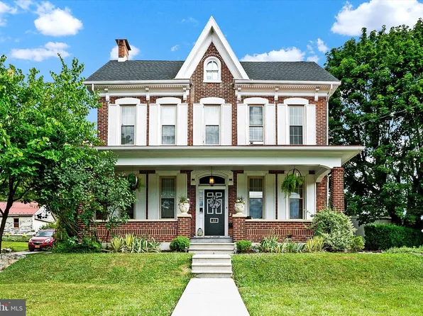 61 Centre Ave, Topton, PA 19562