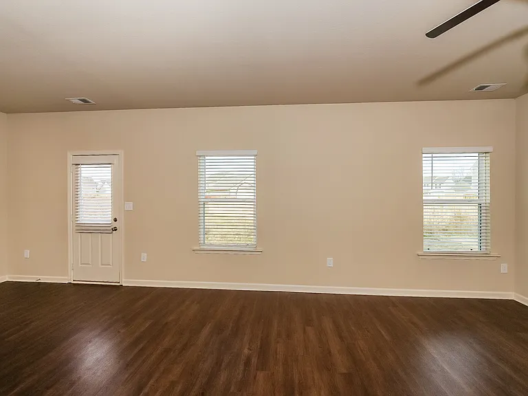 535 Clover Cir — Photo 2
