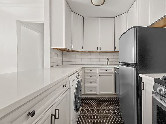 4th image of 336 E 50th St APT 5A