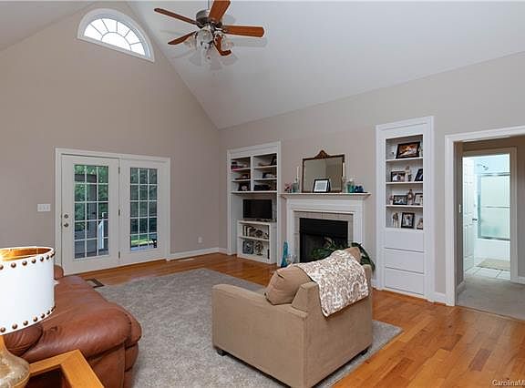 3rd image of 933 Dovefield Dr