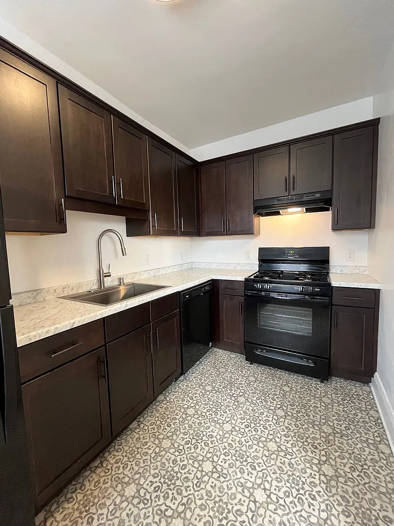170 Summit Ave — Photo 2