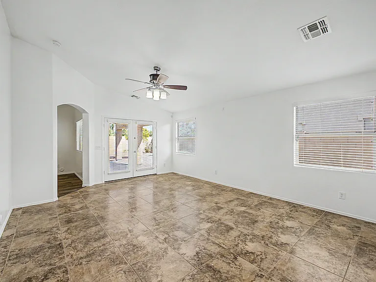 6918 S 46th Ln — Photo 4