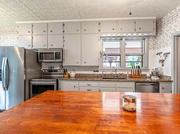 5th image of 161 W Chicago St