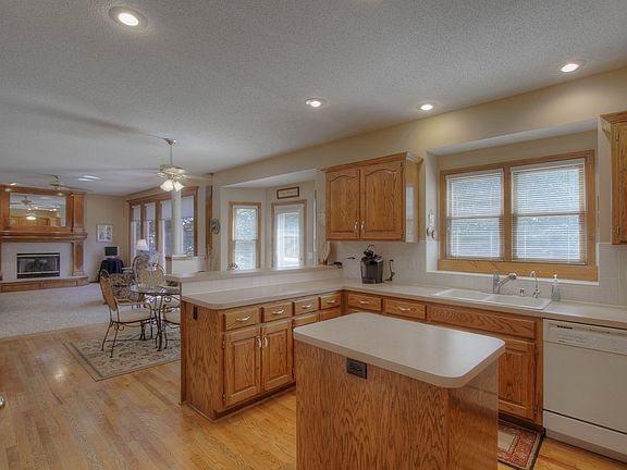 2 pantries, Breakfast Bar!