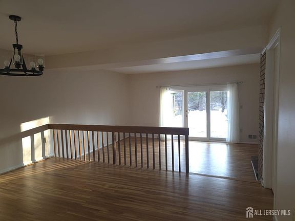 4th image of 161 Willowbrook Dr