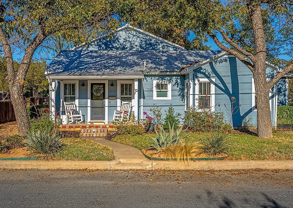 1st image of 206 W Burbank St