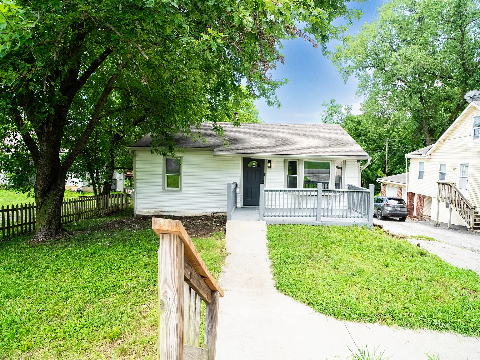 3 bed, 1055 sqft, $1,984 — Photo 2