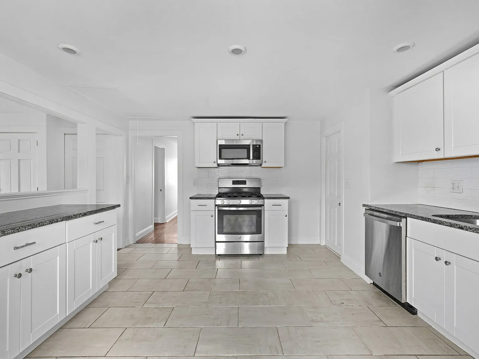 2 bed, 819 sqft, $2,600 — Photo 4