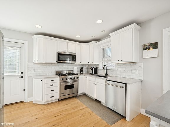 5th image of 711 E Lynden Ln