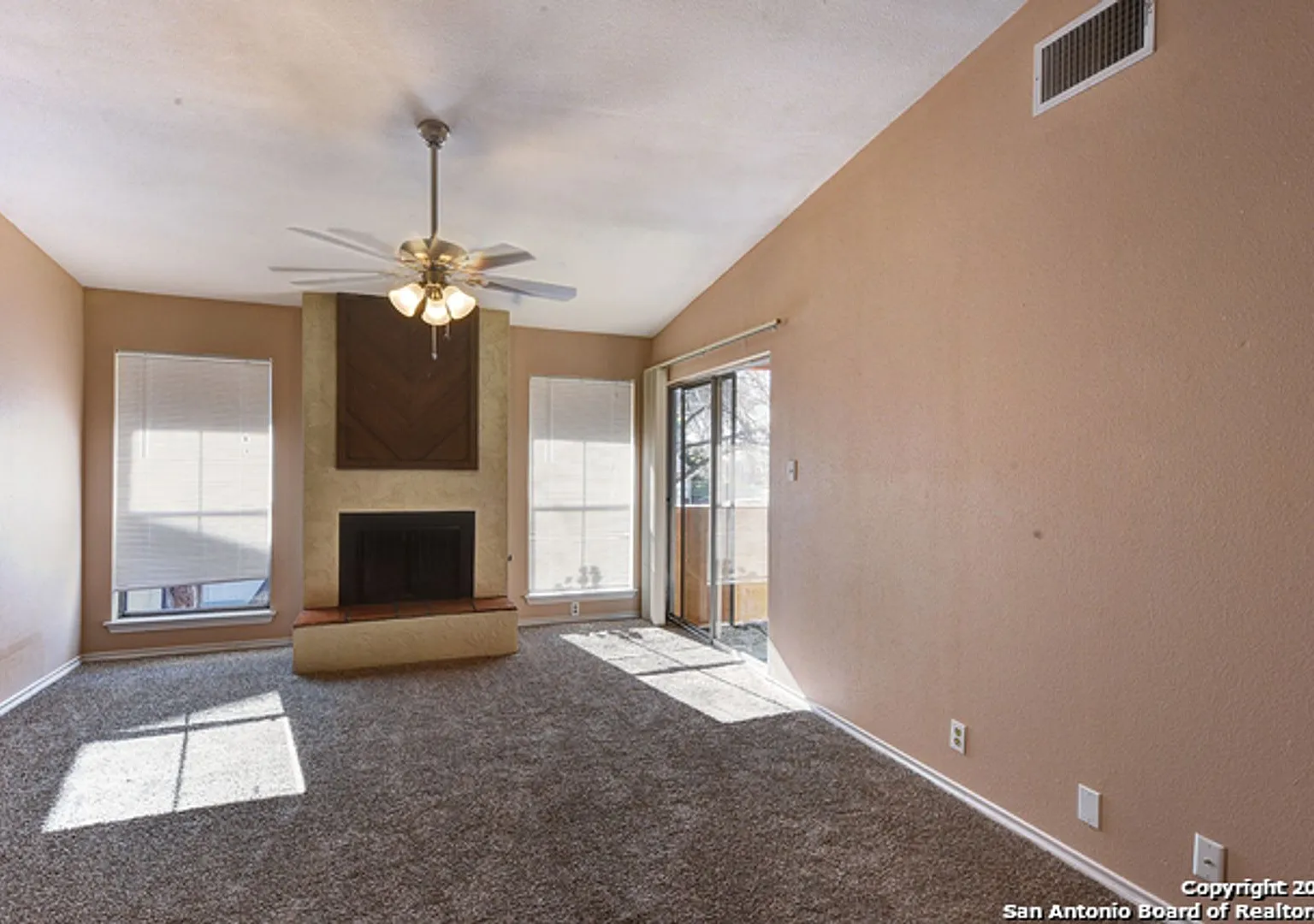 2 Bedroom/2 Bath Condo San Pedro Hills Subdivsion — Photo 2