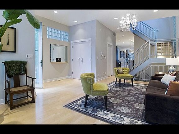 2nd image of 1927 N Winchester Ave #2