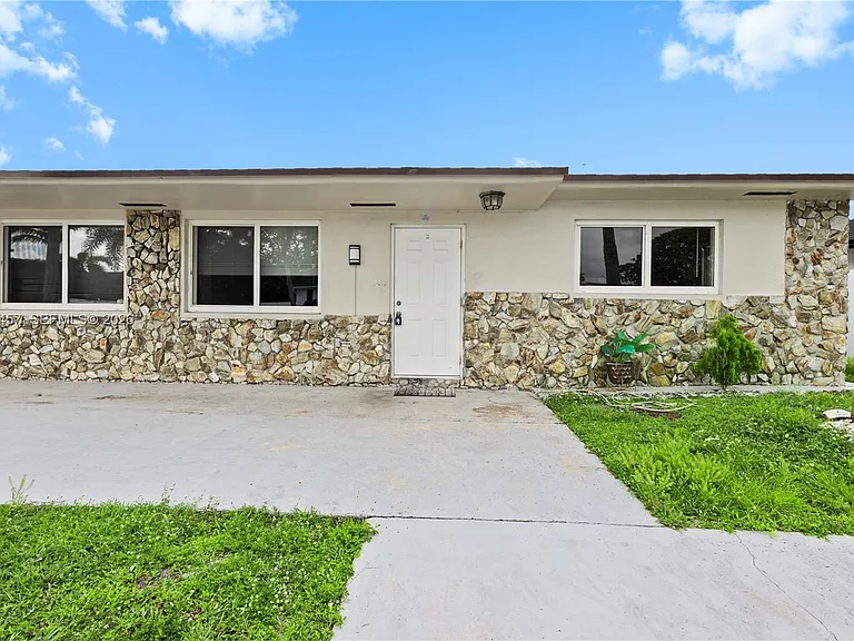 1800 SW 97th Ave #A — Photo 3
