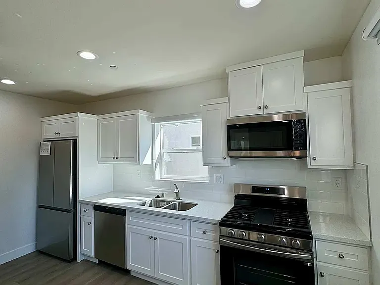 1269 W 36th St — Photo 21