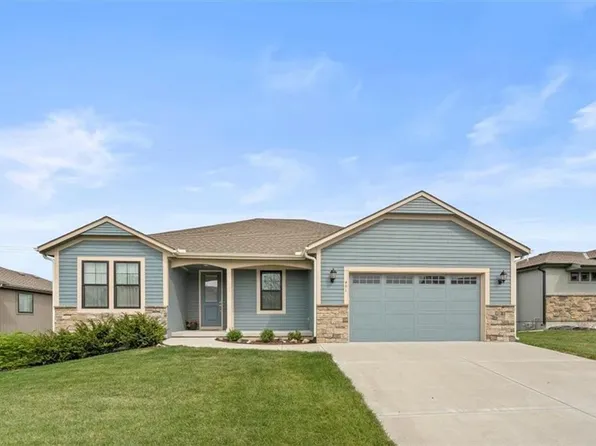 401 Sunrise Dr, Louisburg, KS 66053