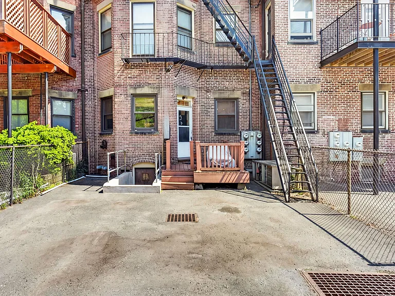 7 Regent Cir #1 — Photo 14