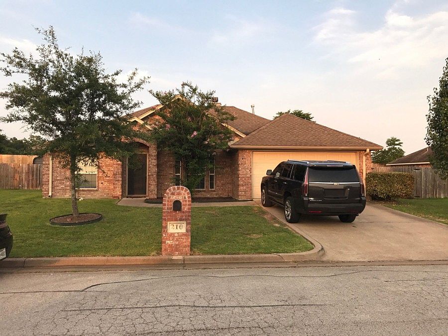1st image of 210 Amanda Ct