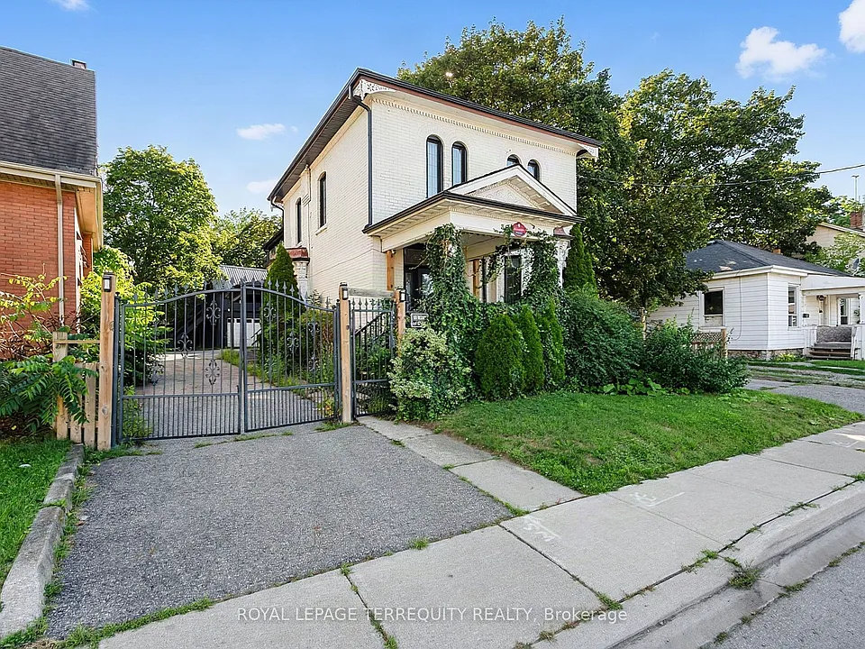 35 Elizabeth St N