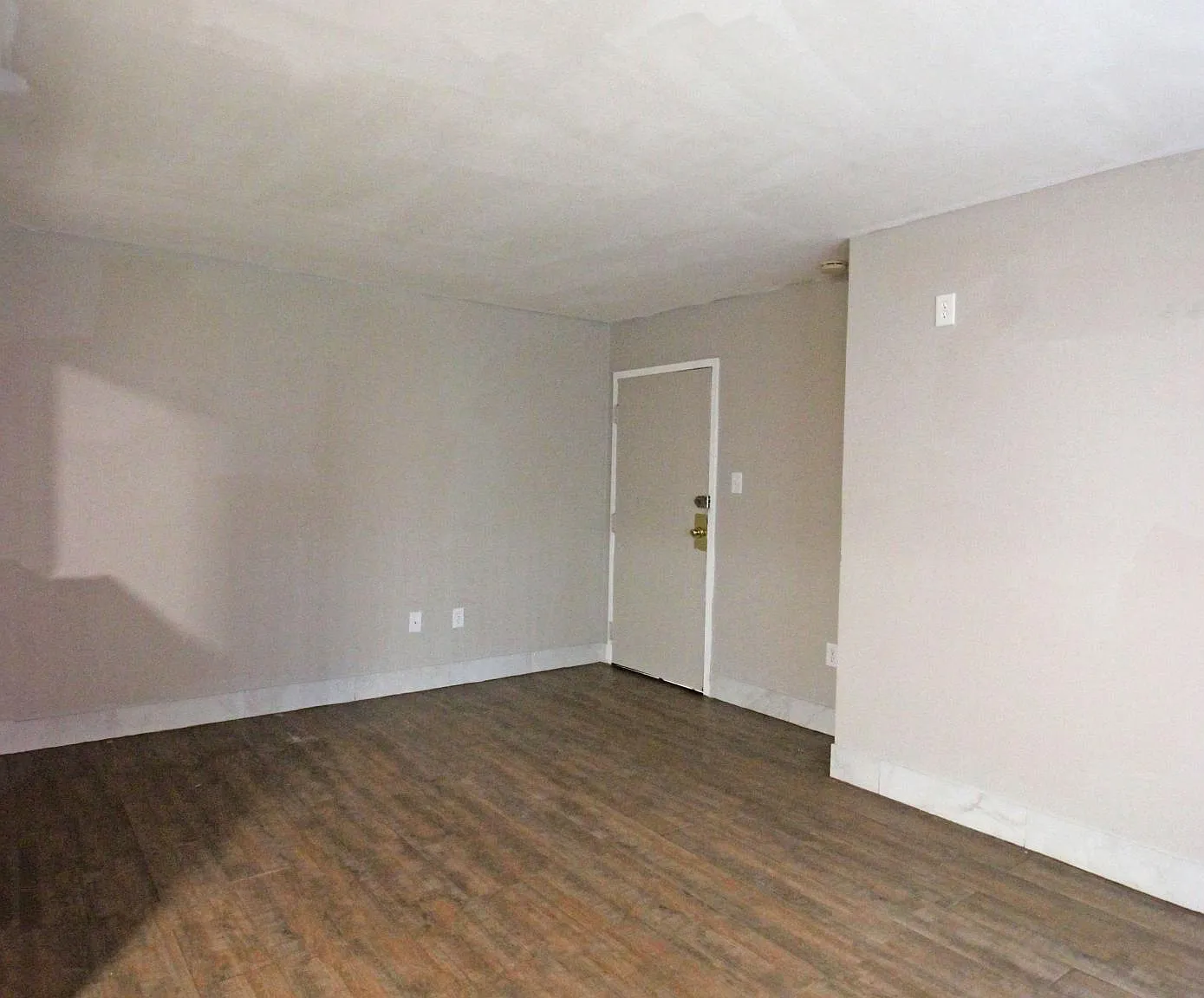 1 bed, 744 sqft, $1,350 — Photo 2
