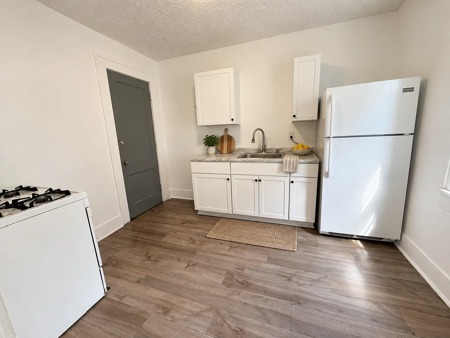 Charming 2-Bedroom Home With A Two-Room Sunroom And Classic Clawfoot Bathtub! — Photo 4