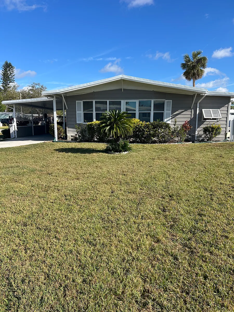 Photo 1 of 16 - 5471 Whitehaven Ln #295 - Sarasota, FL Primary Photo - 5471 Whitehaven Ln #295