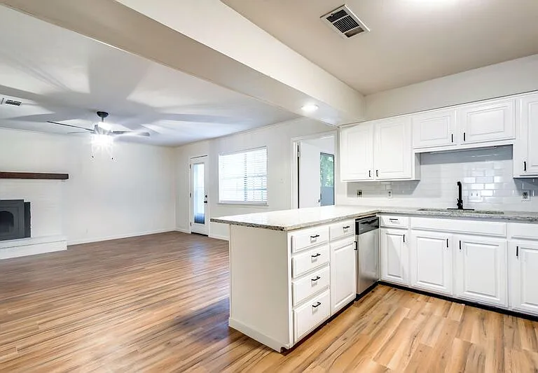 524 N Woods St — Photo 11