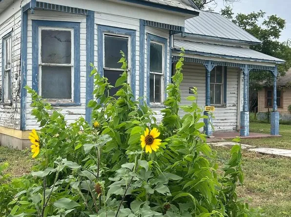 316 W Seideman Street, Seguin, TX 78155