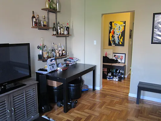 Rented by Realty 2000 Corp | media 28