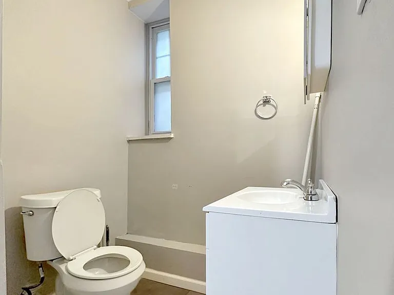 Manning Manor — Photo 17