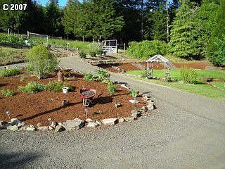 Beautiful yard with circle drive,