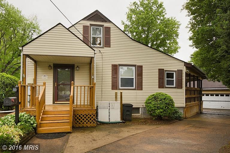 1st image of 10915 Oakwood Dr