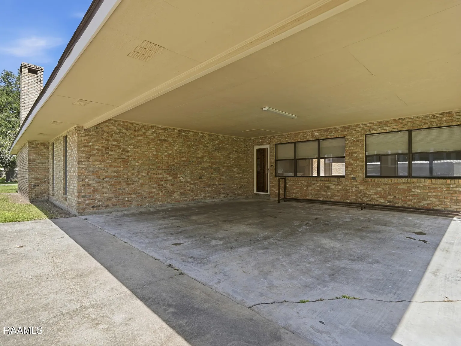 3 bed, 2.0 bath, 2300 sqft, $1,900 — Photo 3