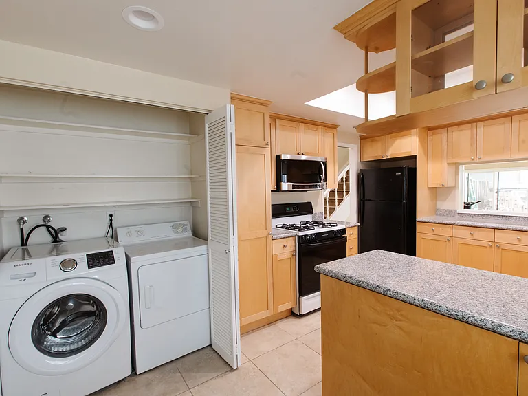 10933 Wellworth Ave #4 — Photo 11