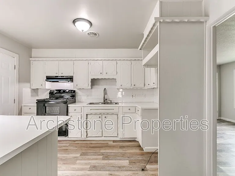 2312 Mustang St — Photo 10