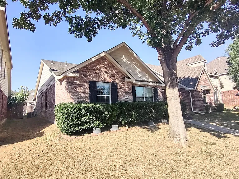 8929 Holliday Ln — Photo 2
