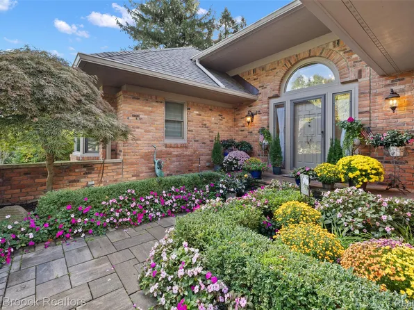 3673 York Ct, Bloomfield Hills, MI 48301