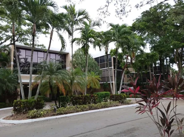 16325 Golf Club Rd APT 102, Weston, FL 33326