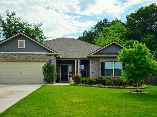 395 Brooks Village Dr, Pendergrass, GA 30567